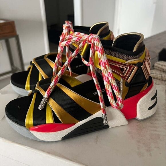 MARC JACOBS Stylish Modern Strappy  Sandal In Yellow Multi Colored Size 5 US - Picture 2 of 11